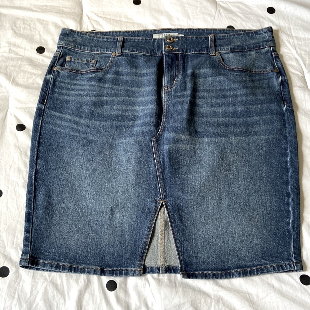 Torrid 22 EUC midi denim skirt in medium wash